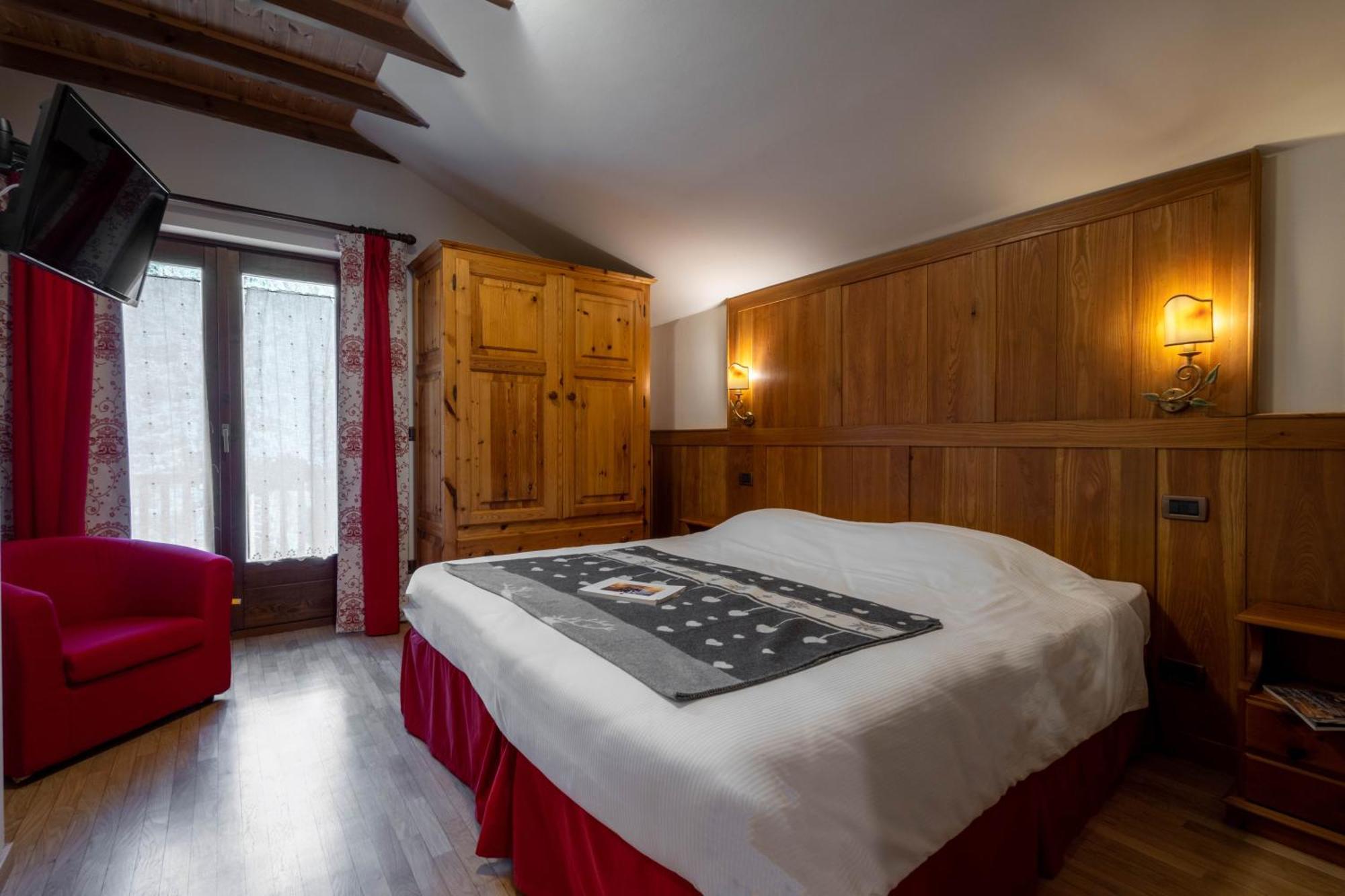 Alpine Forest Hotel Champoluc Buitenkant foto