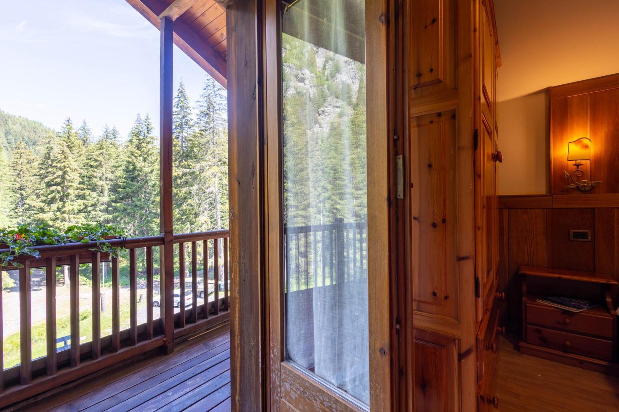 Alpine Forest Hotel Champoluc Buitenkant foto