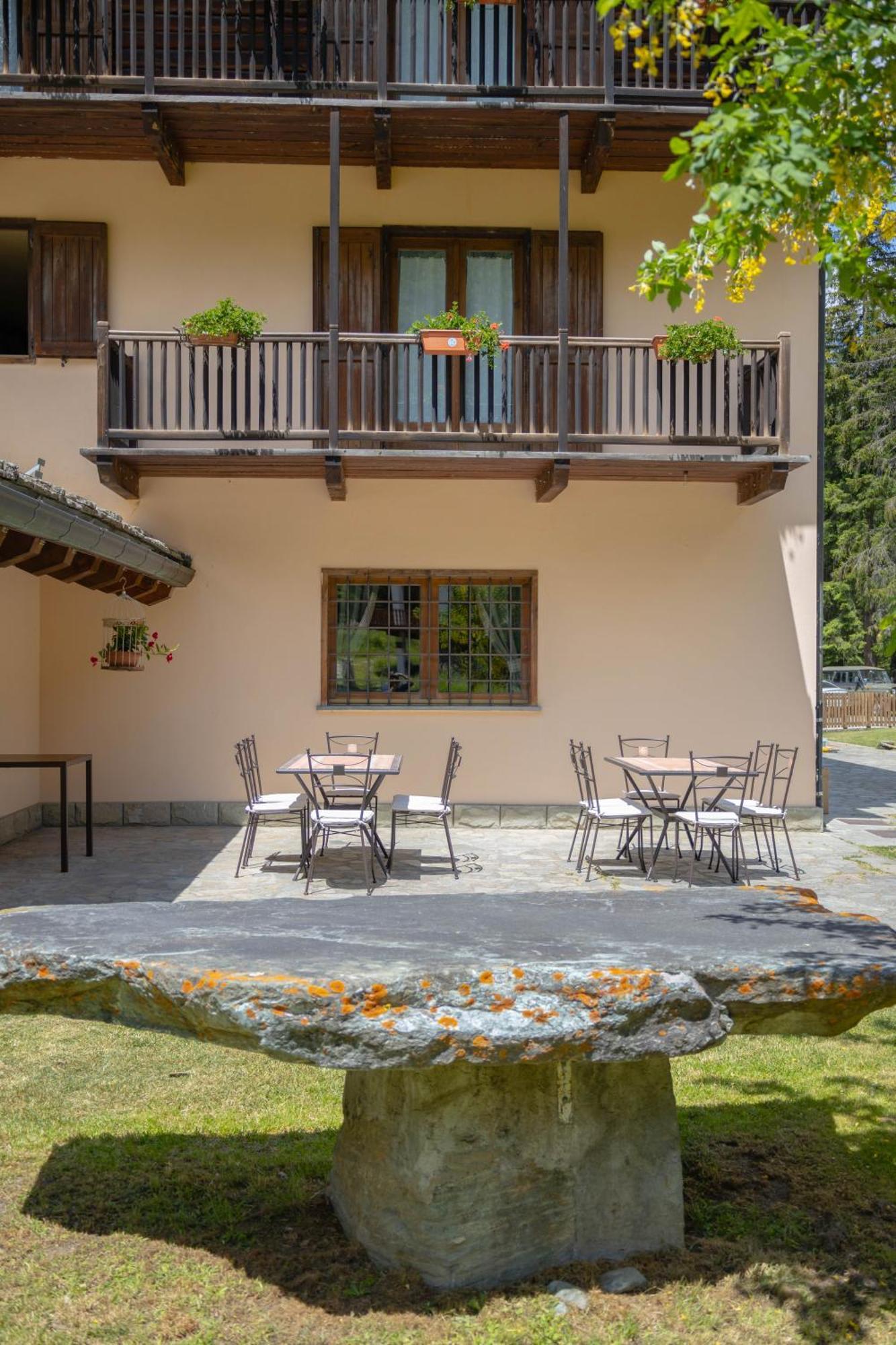 Alpine Forest Hotel Champoluc Buitenkant foto